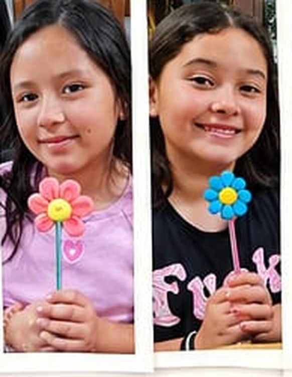 Lápices intervenidos con flores de foami