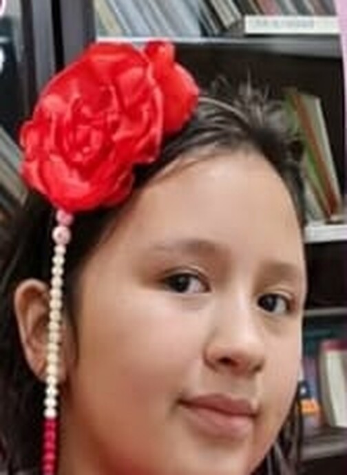 Tocado con flor y tira de perlas