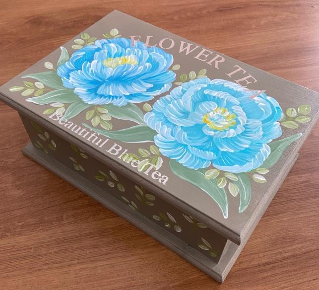 Caja de té con peonías azules