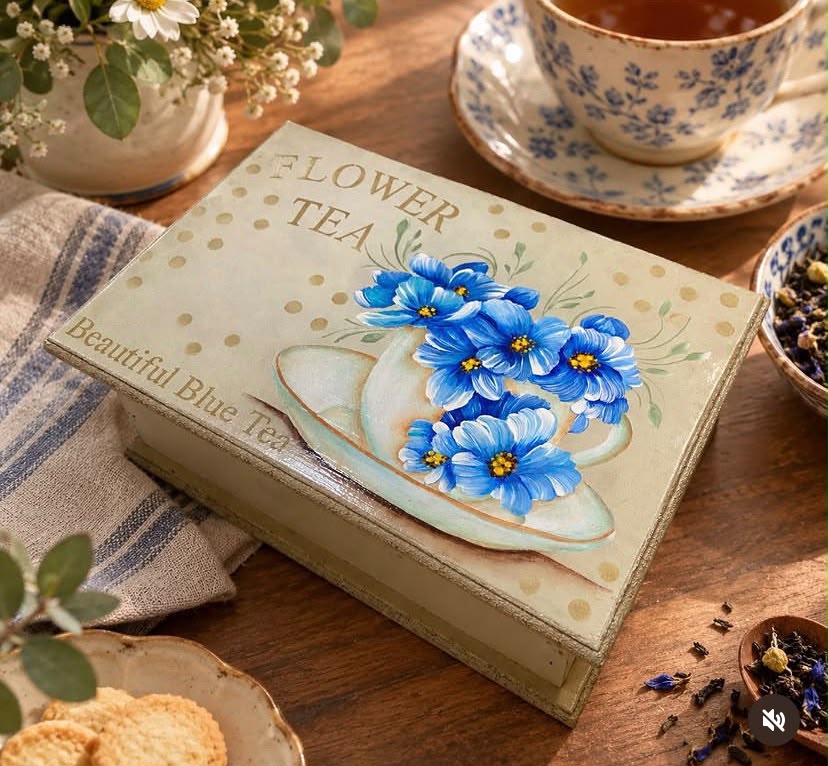 Caja de té con flores azules